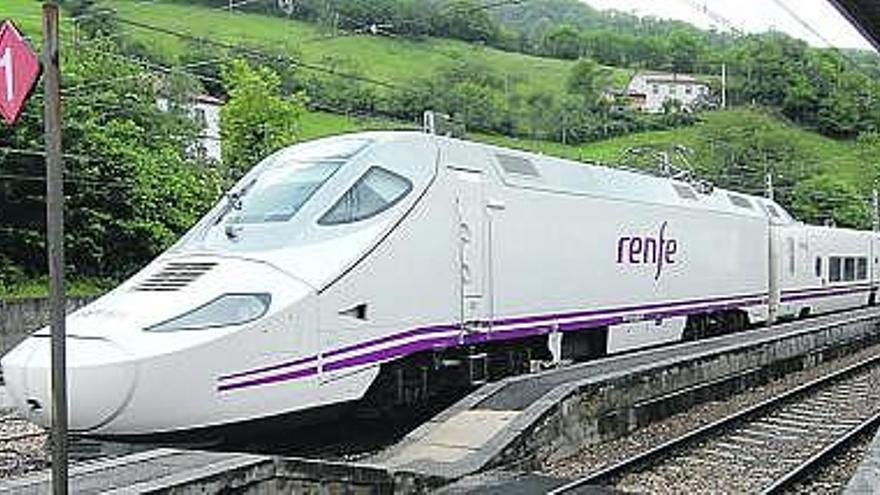 El tren Alvia, que actualmente cubre el trayecto entre Asturias y Madrid, en la estación de Pola de Lena.