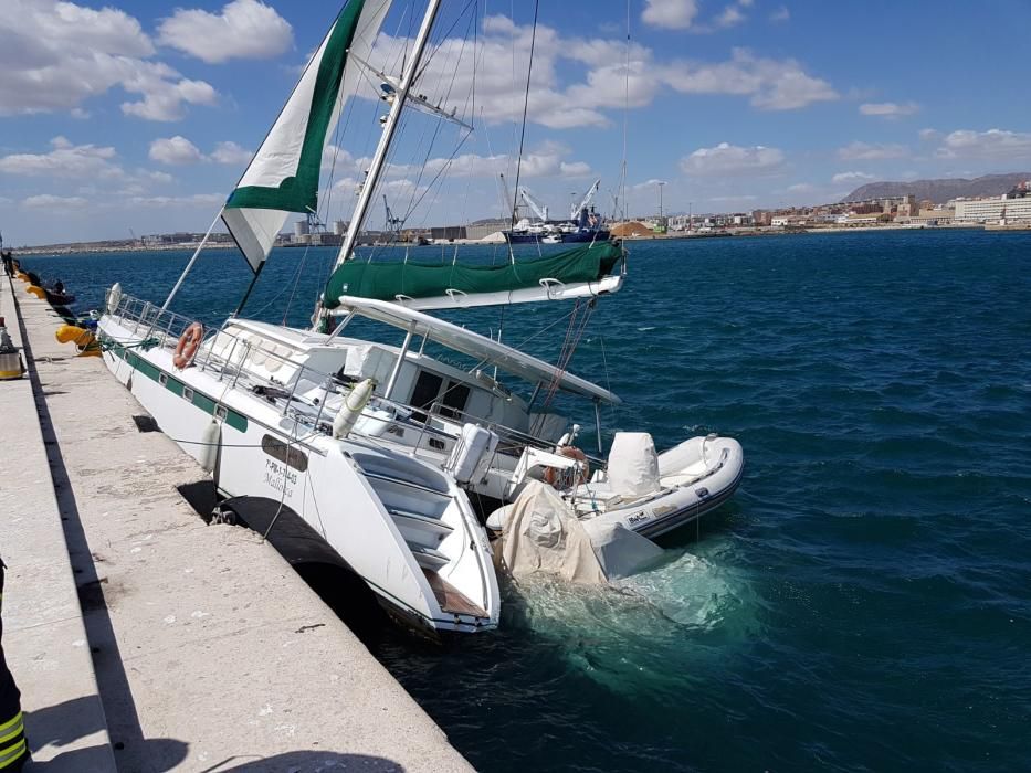 Un herido al arder un catamarán en el Puerto de Alicante