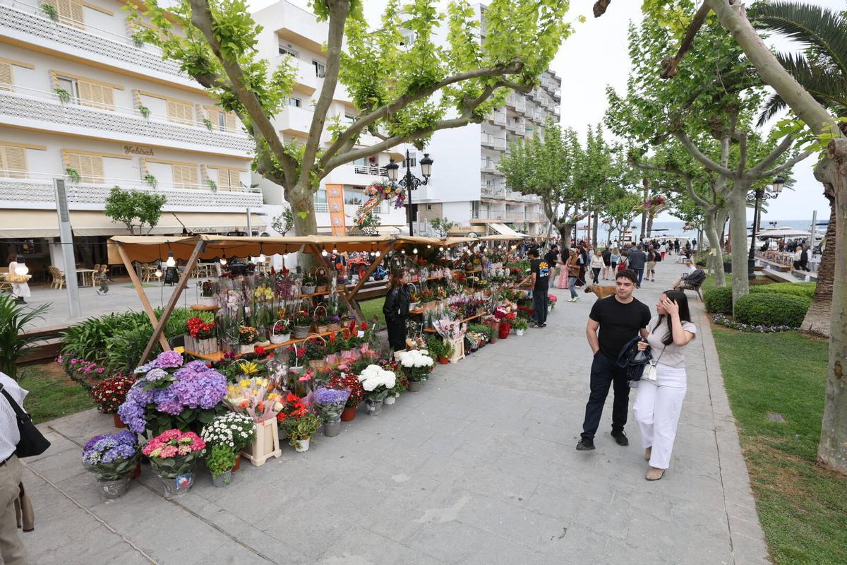 Flores, motos y coches en 'Anar a maig' en las fiestas de Santa Eulària