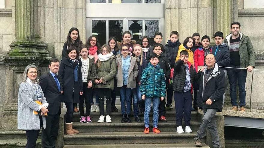 Los alumnos del CEIP Cerdeiriñas de Piloño que visitaron las oficinas de la Xunta.