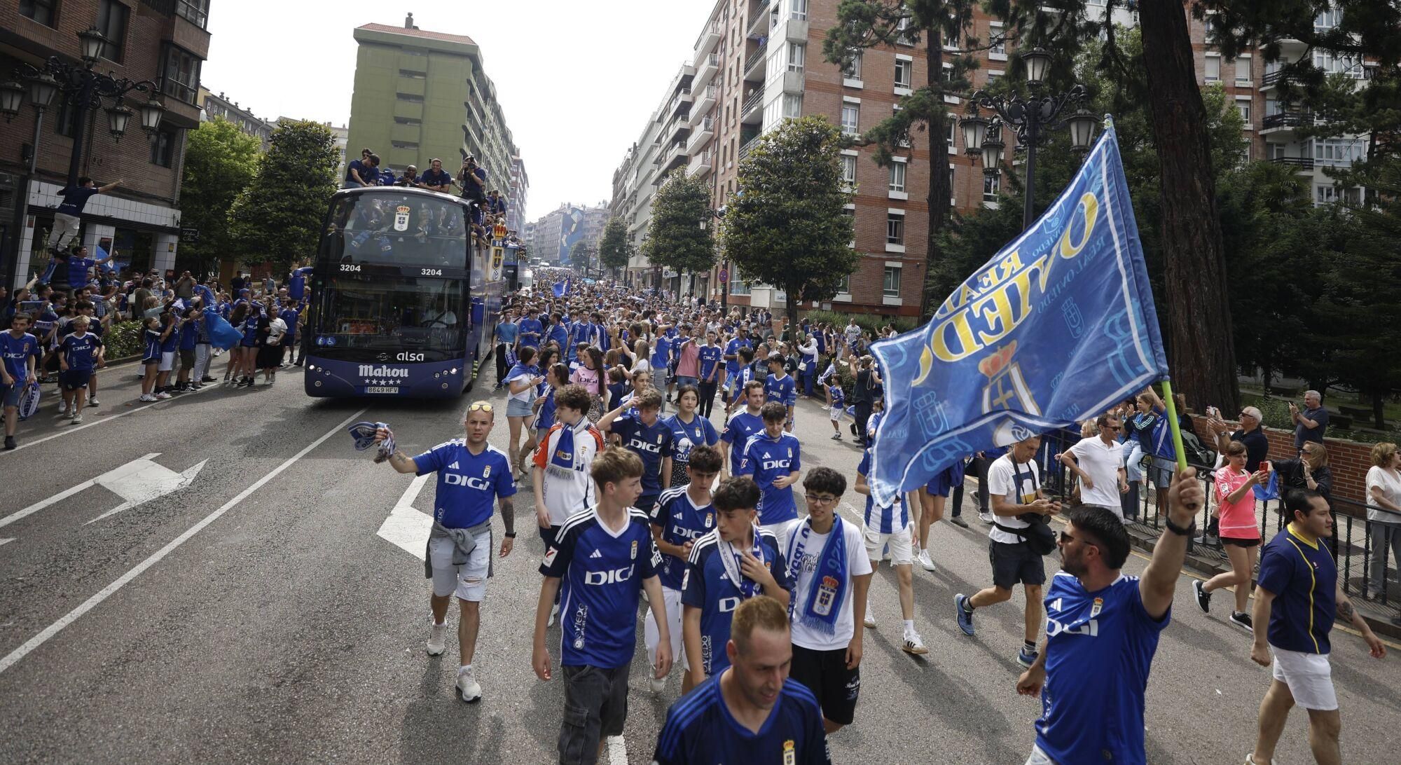 Locura azul en las calles de Oviedo para celebrar el ascenso del equipo a Primera División