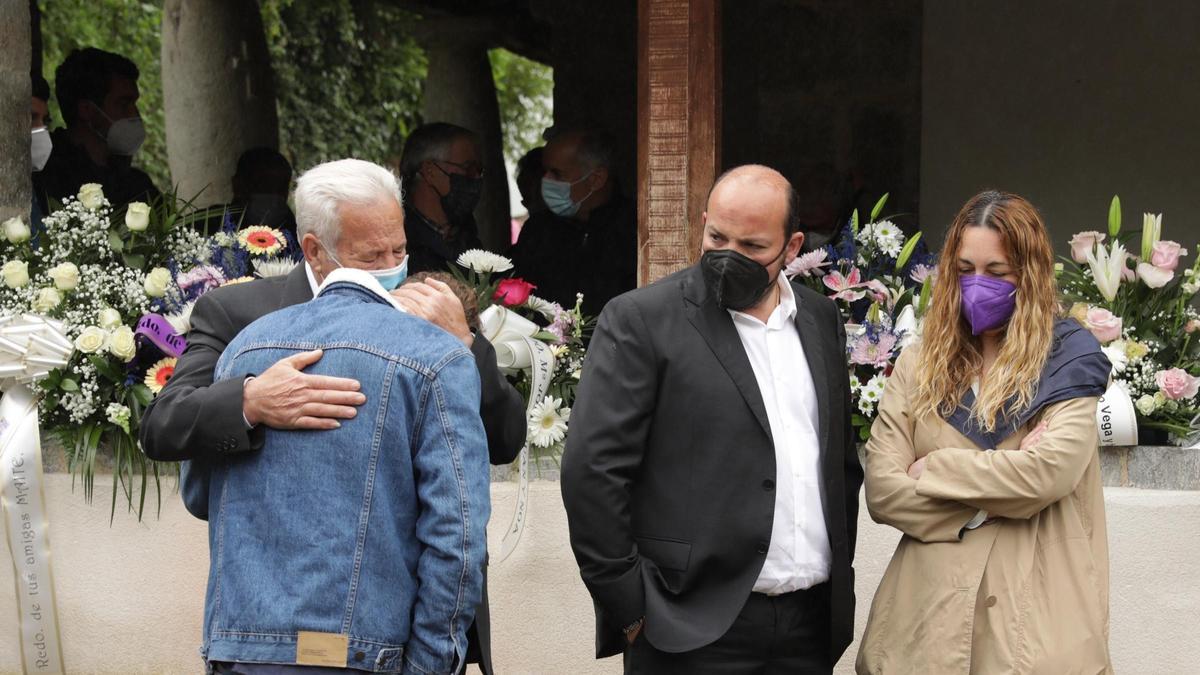 El hijo de la fallecida llora sobre el hombro de su abuelo, Serrano Aladro, junto a su tío y hermano de la fallecida, Manuel Aladro y su mujer, Patricia García.