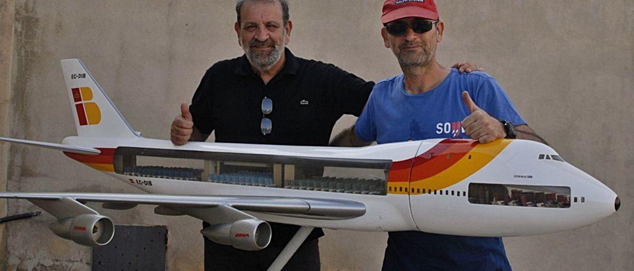 El juninense que se apasionó con el armado de maquetas de aviones