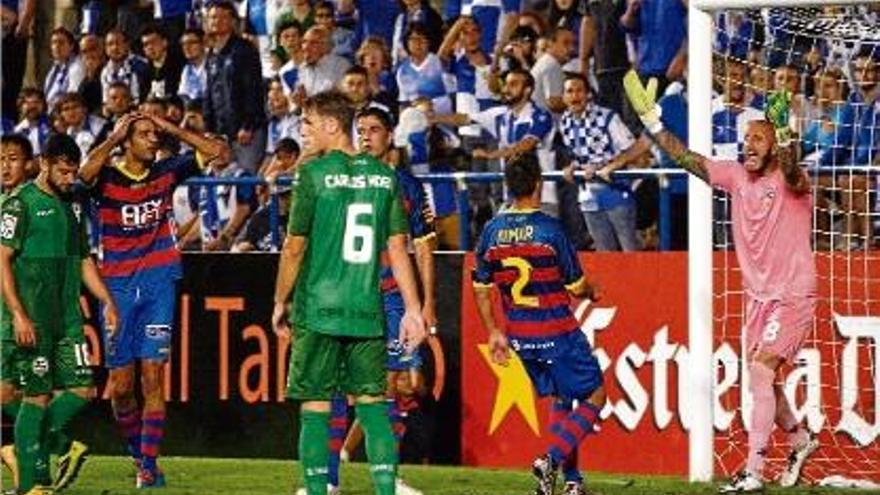 Els jugadors del Llagostera lamenten una ocasió desaprofitada contra el Sabadell.