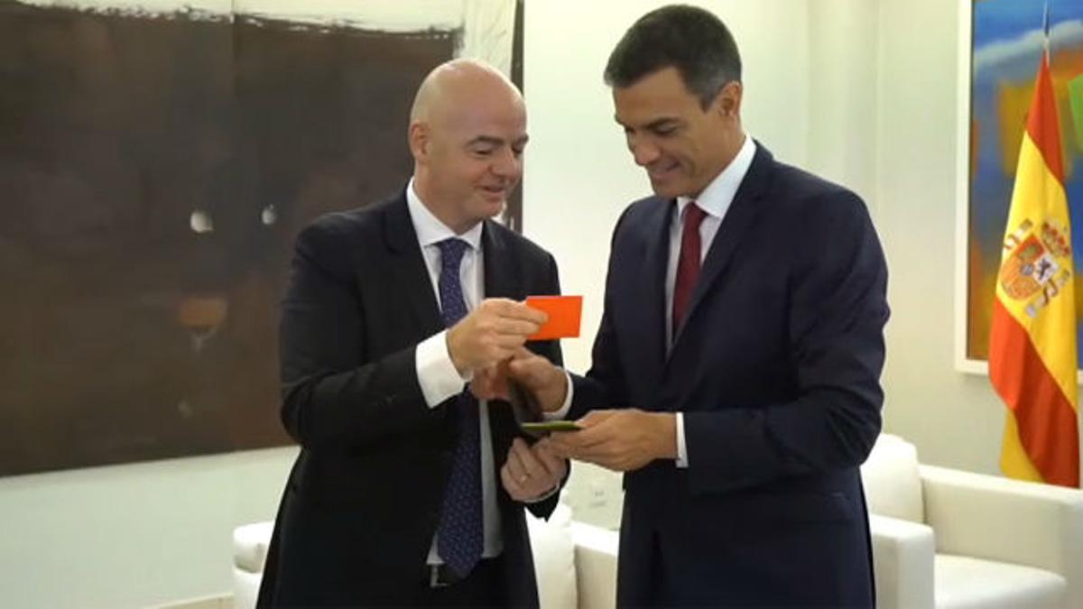 Perdro Sánchez recibió una tarjeta roja de parte de Infantino