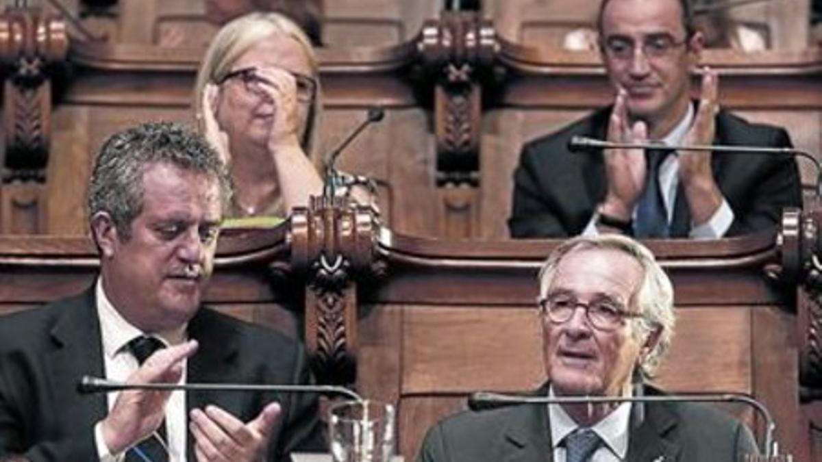 Algunos de los momentos del pleno de despedida de ayer: a la izquierda, Trias y algunos de sus concejales. A la derecha, dos de los que se van, Ricard Gomà (arriba) y Jordi Portabella.