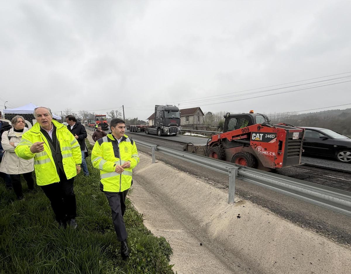 Pedro Blanco, primero por la derecha, este jueves en Ordes.