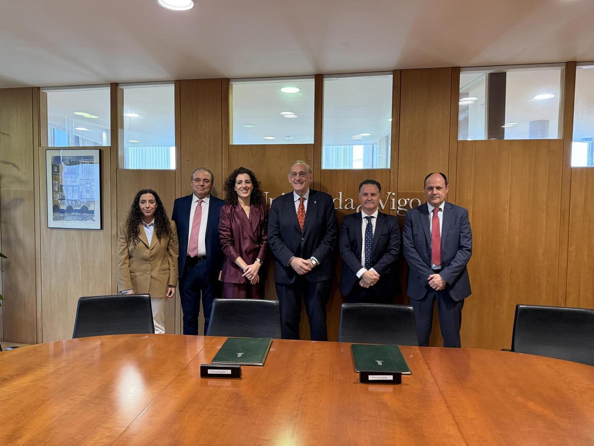 Manuel Reigosa junto al personal de Veolia Auga Galicia