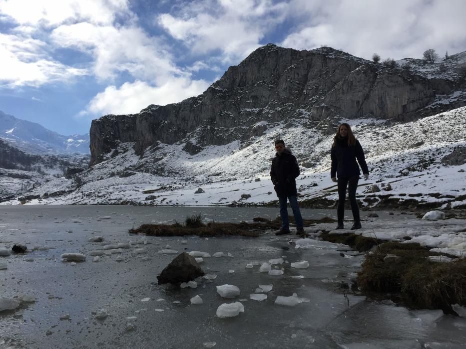 Turistas caminando sobre el lago Ercina