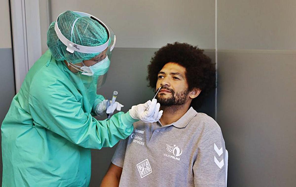 Un sanitario extrae una muestra a Elvis de Oliveira.