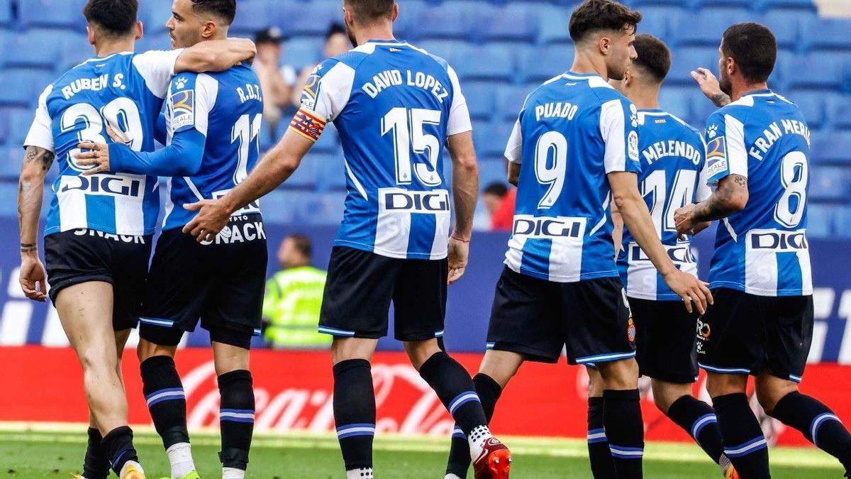 Raúl de Tomás celebra el tanto con sus compañeros.