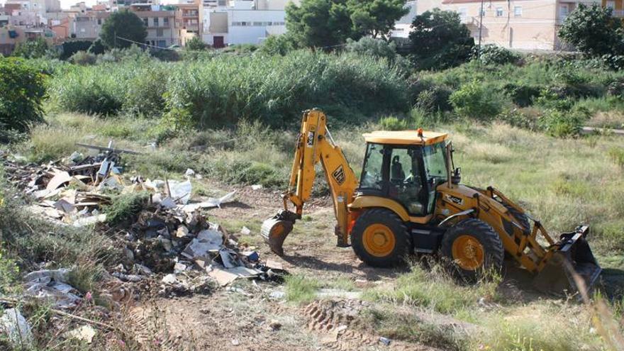 Almassora limpia el cauce del Barranquet cara a las lluvias