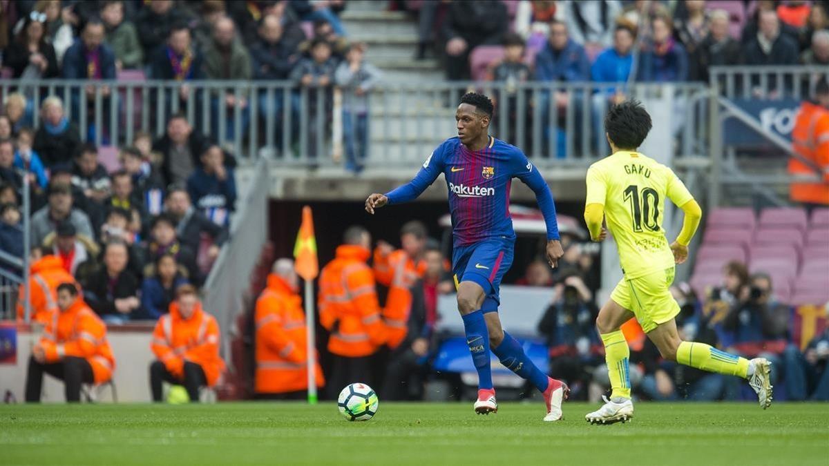 Yerri Mina conduce el balón ante Goku en un instante del partido