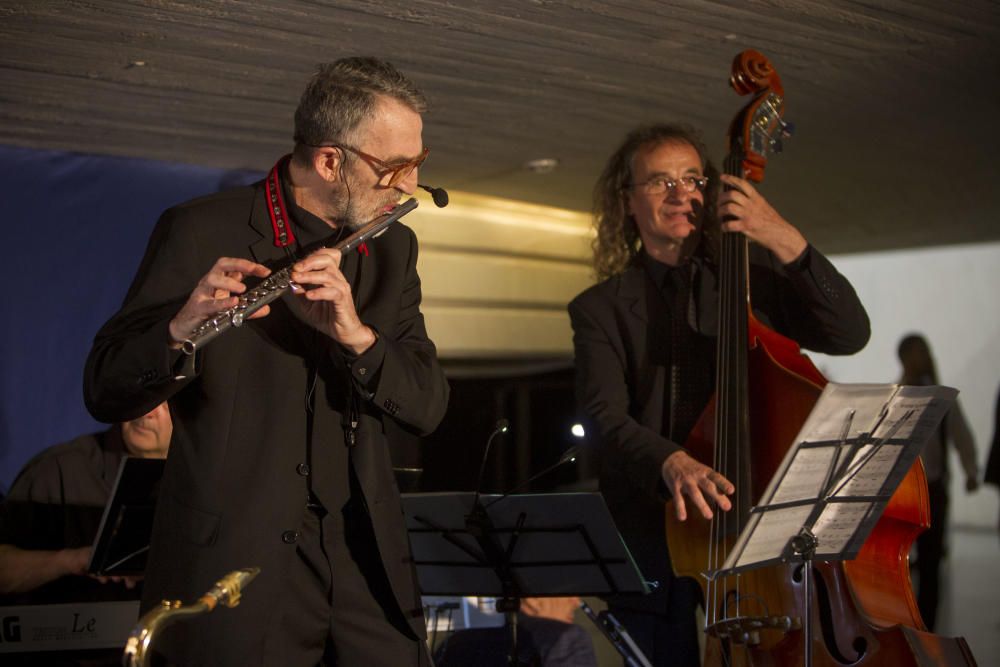 Un momento del cóctel que disfrutaron los asistentes a la gala en el vesibulo del Palau de Les Arts.