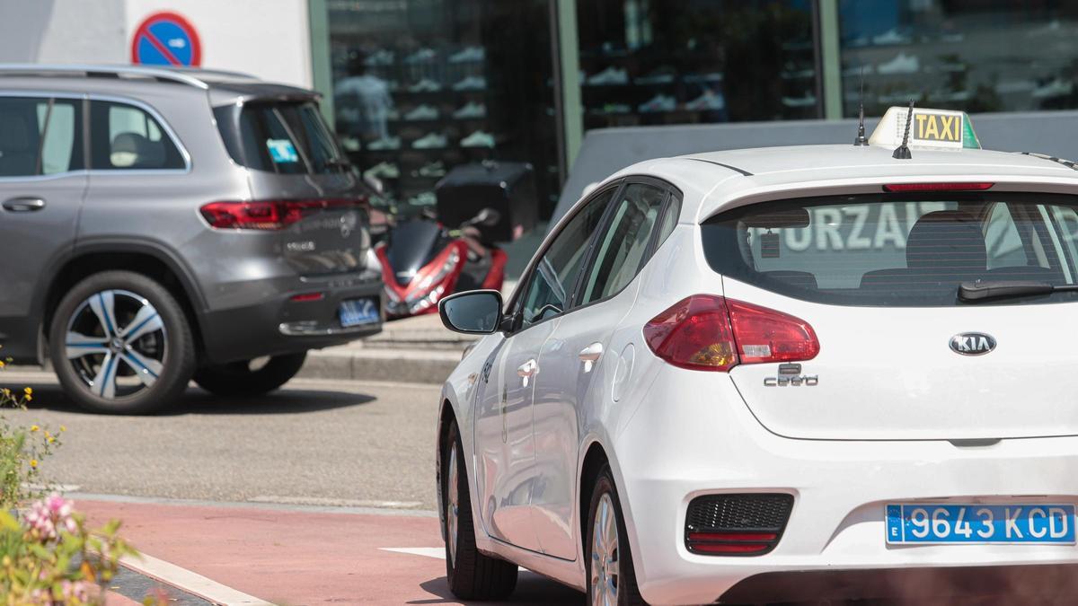Un taxista y un Uber, en la estación de buses de Vialia.