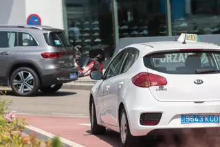 Taxistas denuncian que los VTC recogen a pasajeros en sus paradas