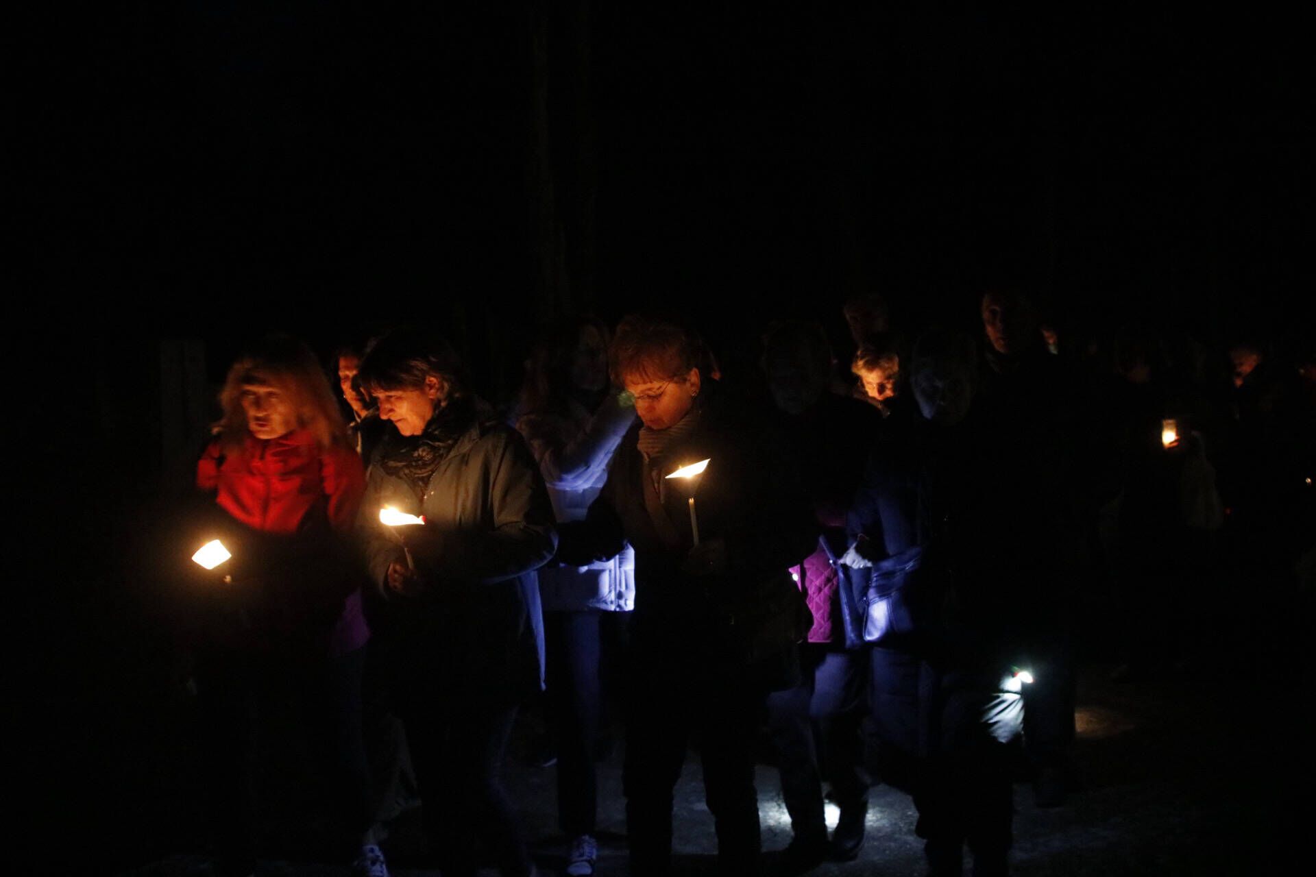 La procesión de las ánimas recorre el cementerio de San Atilano de Zamora con motivo de la noche de Difuntos y con la única iluminación de velas o faroles
