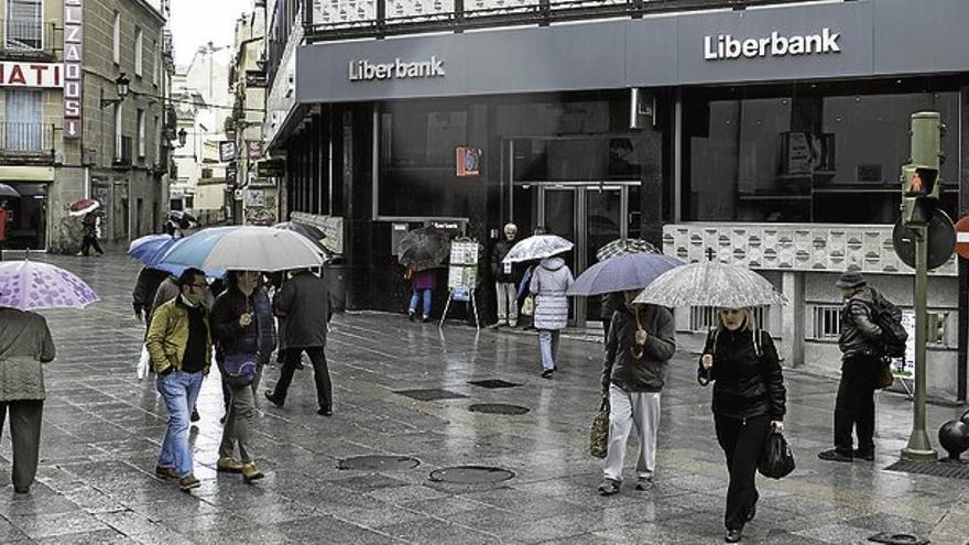 Alarma en una entidad bancaria tras entrar una mujer y tirar aguarrás a un empleado