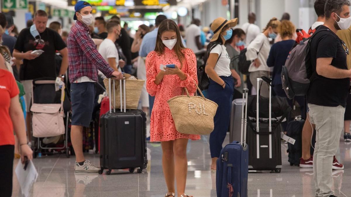 Pasajeros en la terminal de llegadas del aeropuerto de Palma, este sábado.