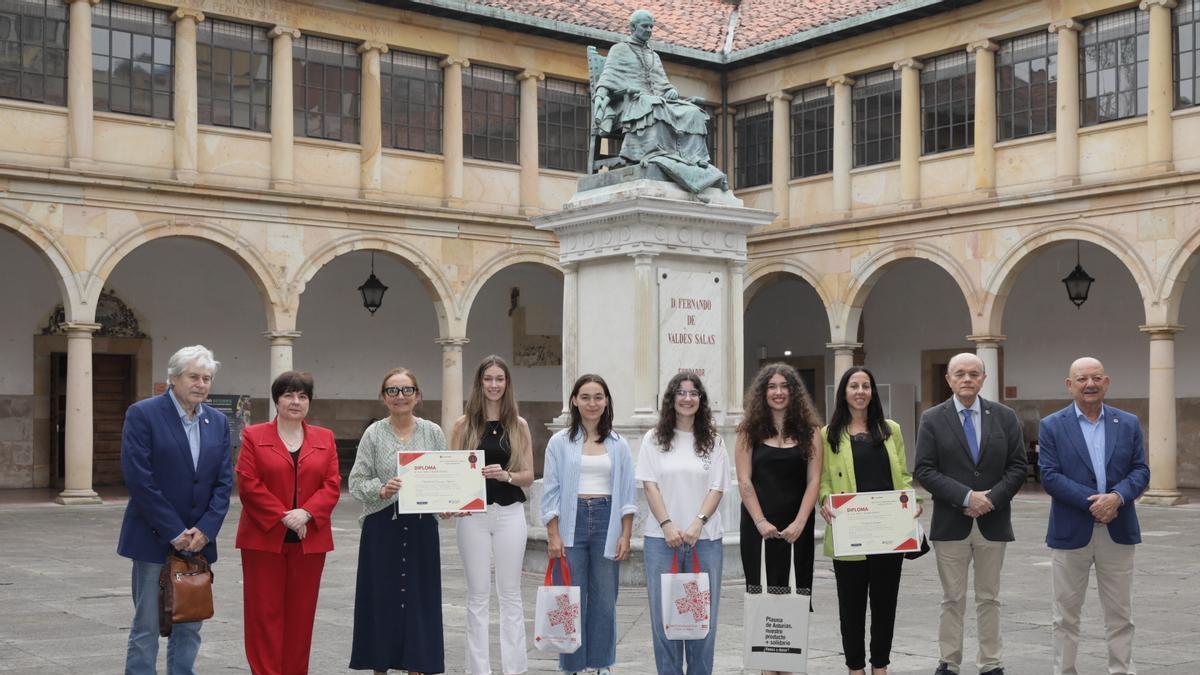 De izquierda a derecha, Ernesto Marcos Antuña, presidente de la Hermandad de Donantes de Sangre del Principado de Asturias; María Teresa Díaz Campomanes, directora gerente del Centro Comunitario de Sangre y Tejidos; Carmen Benavides, decana de la Facultad de Economía y Empresas; Sara Conejero, voluntaria y alumna de la Facultad de Economía y Empresa; Silvia Prado Rodríguez; Nuria Álvarez (que recoge el premio en nombre de Daniel Solares); Carla Otero; Beatriz Cabellero, vicedecana de Estrategia Académica y Calidad de la Facultad de Biología; Alfonso López Muñiz, vicerrector de Estudiantes y Empleabilidad, y Faustino Valdés Cabo, presidente de la Asociación de Donantes de Sangre de Gijón.