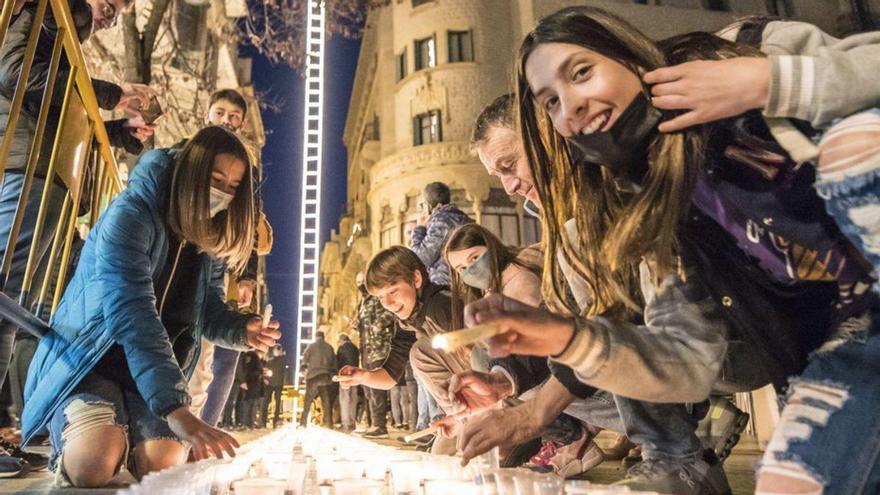 Centenars d’espelmes a la plaça, amb l’escala al fons | OSCAR BAYONA