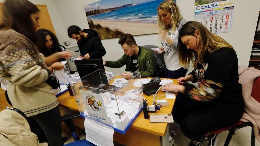 Los candidatos a Reyes del Goxu, ayer, en el recuento de los votos recibidos por Festejos.