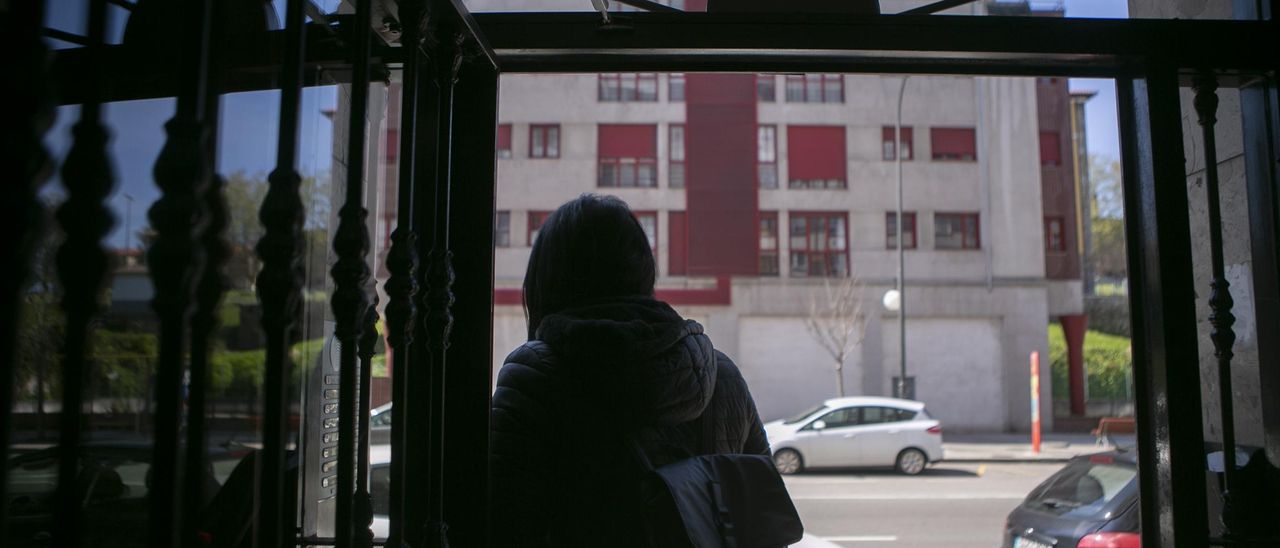 Portal de la avenida de Los Telares donde residía la mujer que se arrojó desde un quinto piso con su hija en brazos