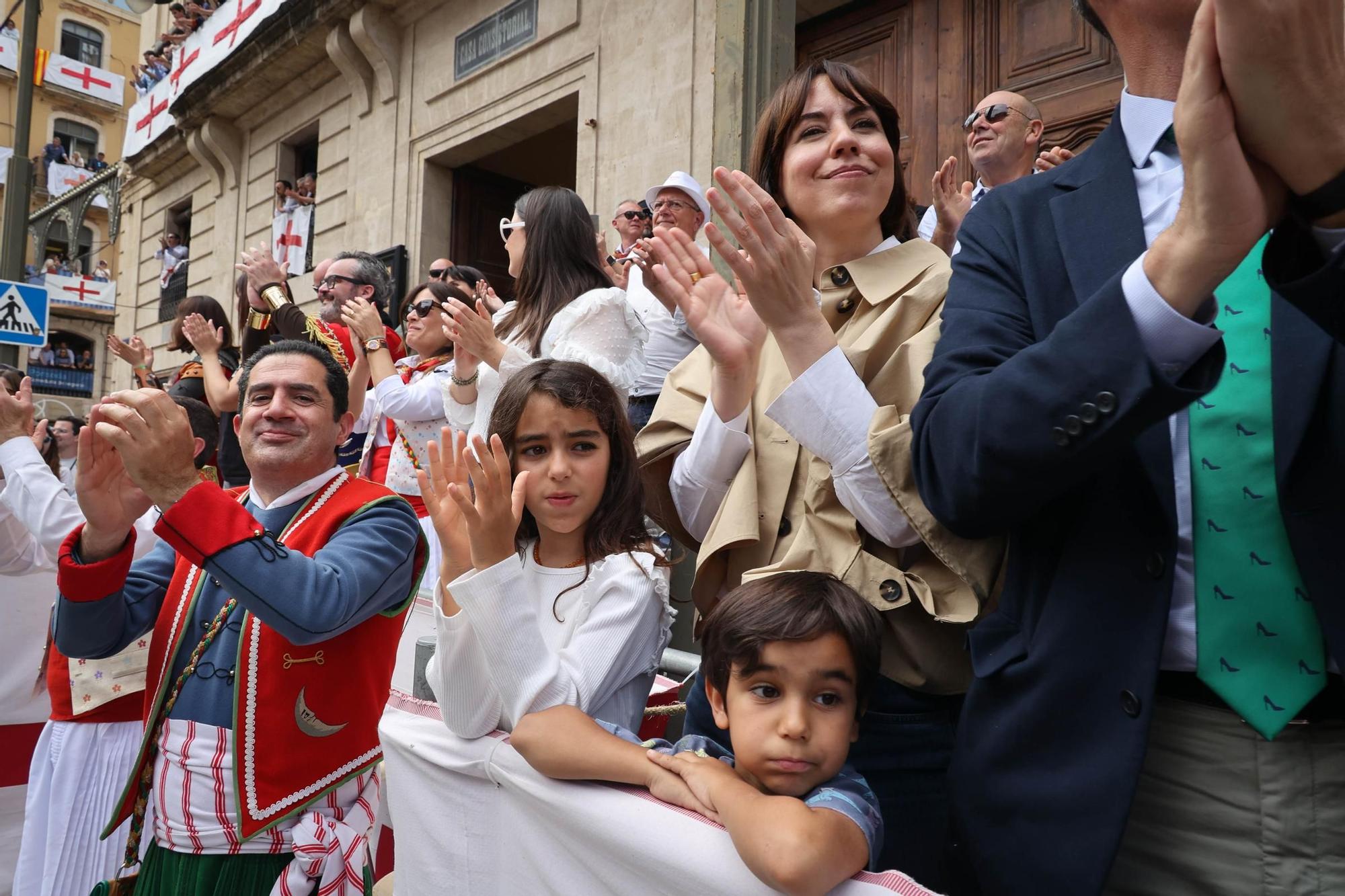 Alcoy se entrega al espectáculo de las tropas cristianas