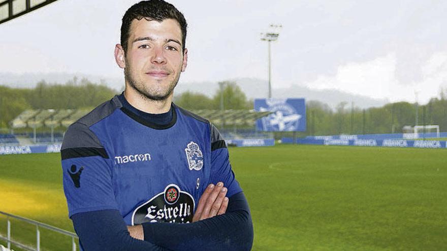 Uxío posa en Abegondo tras un entrenamiento del Fabril en la ciudad deportiva de Abegondo.