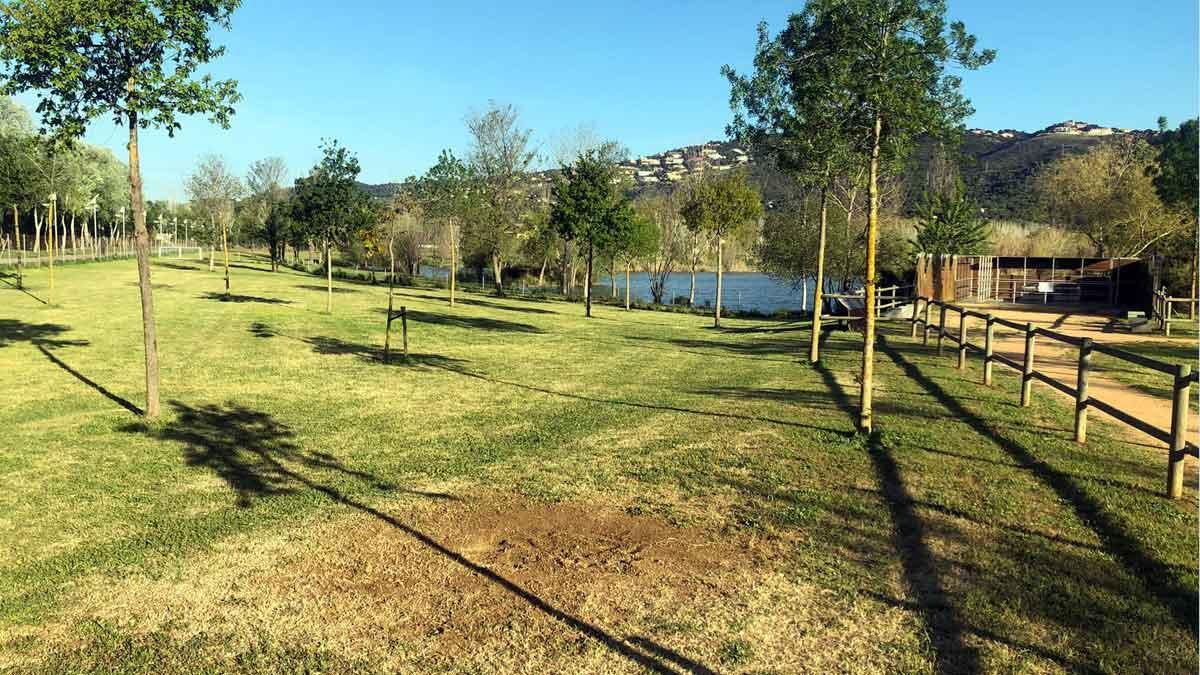 La zona del parque dels Estanys, en Platja d'Aro, donde estaba instalado el monolito que ahora ha desaparecido