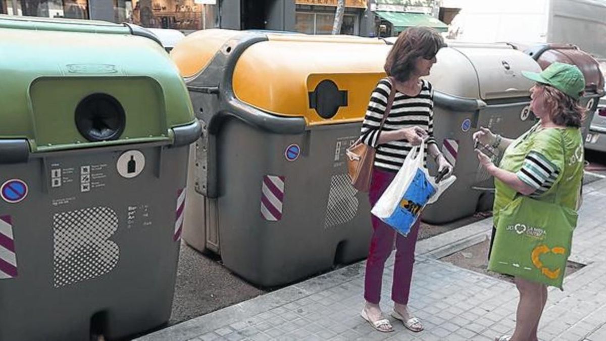 Recogida selectiva. Campaña a pie de calle con informadores del AMB.