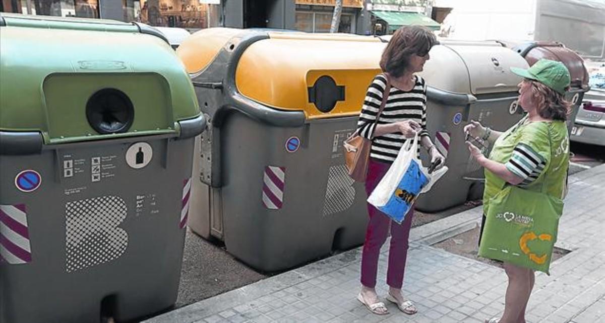 Recollida selectiva. Campanya a peu de carrer amb informadors de l’AMB.