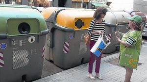 Recollida selectiva. Campanya a peu de carrer amb informadors de l’AMB.