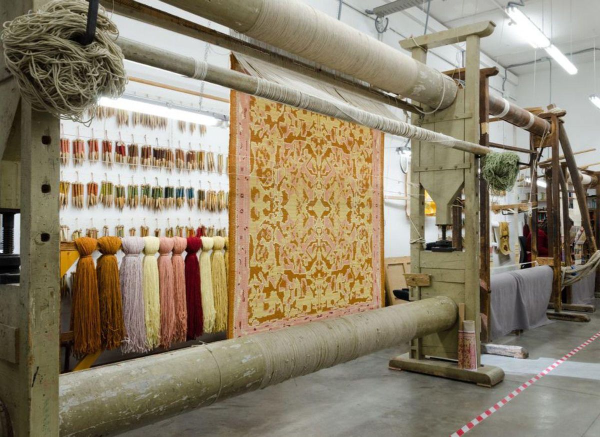 La alfombra que la artista llanisca diseñó para la Real Fábrica de Tapices, en el telar.
