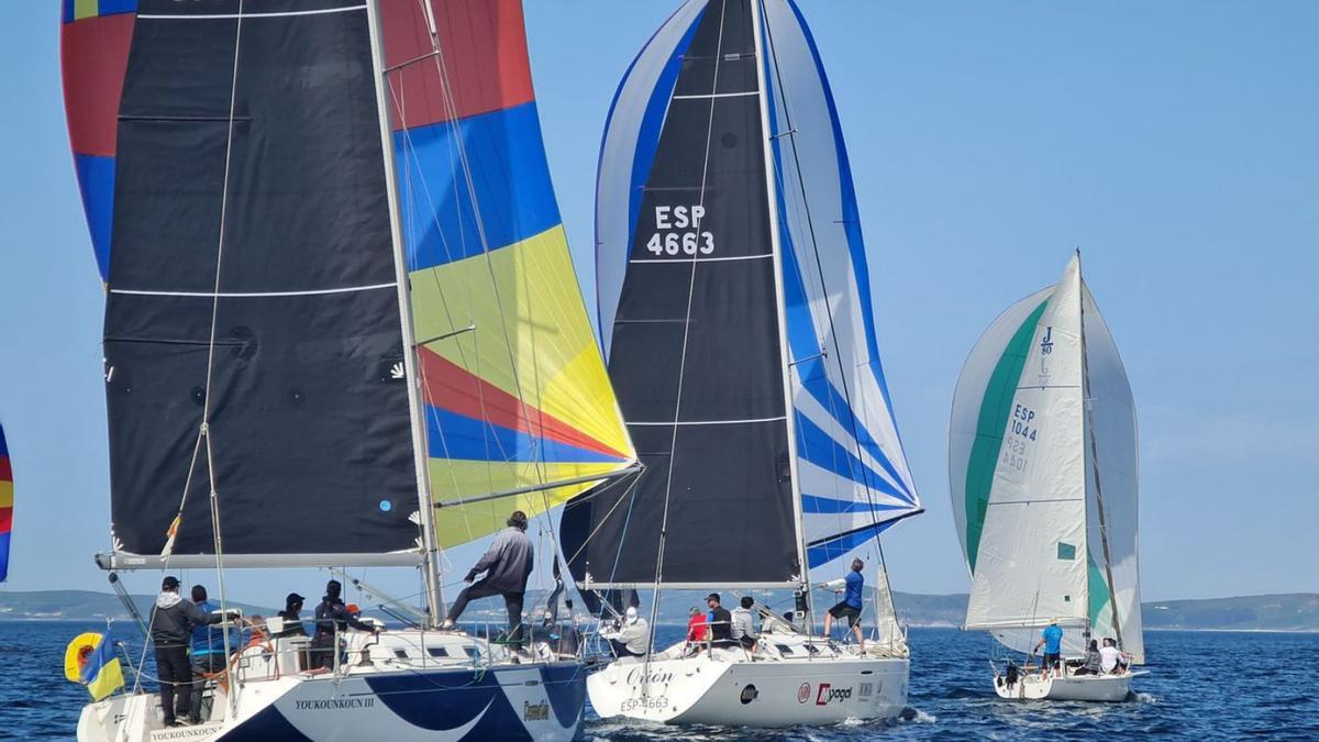 Un momento de la navegación con las velas desplegadas sobre la Ría de Arousa.  | // FARO