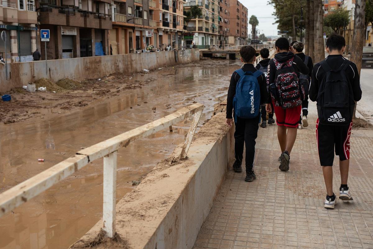 Un grupo de escolares camina junto al barranco de la Saleta de Aldaia al salir del colegio.