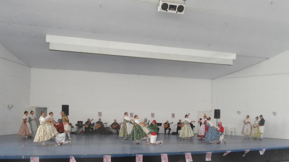 Actuación del Grup de Danses y la Rondalla de El Piló de Burjassot.