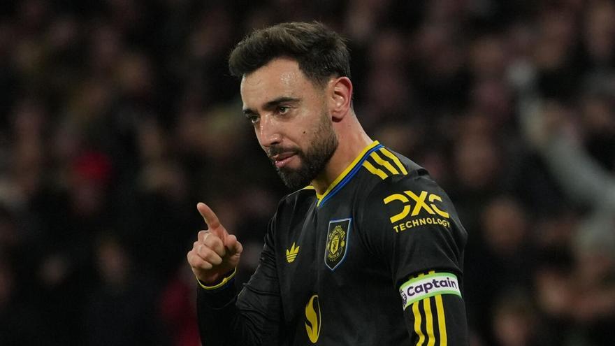 Manchester United's Bruno Fernandes celebrates after scoring during the Premier League soccer match between Wolverhampton Wandere and Manchester United in Wolverhampton, England Monday, Dec. 8, 2025. (AP Photo/Dave Shopland)