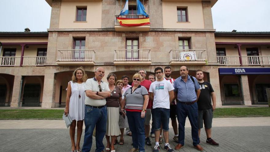 Los promotores de la candidatura de Llaranes a Pueblo Ejemplar, en la plaza Mayor del barrio.