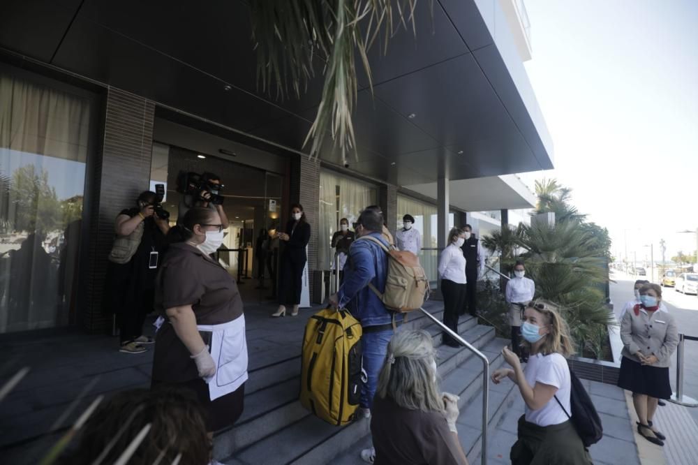 Llegada de los primeros turistas del plan piloto a los hoteles de la Platja de Palma.