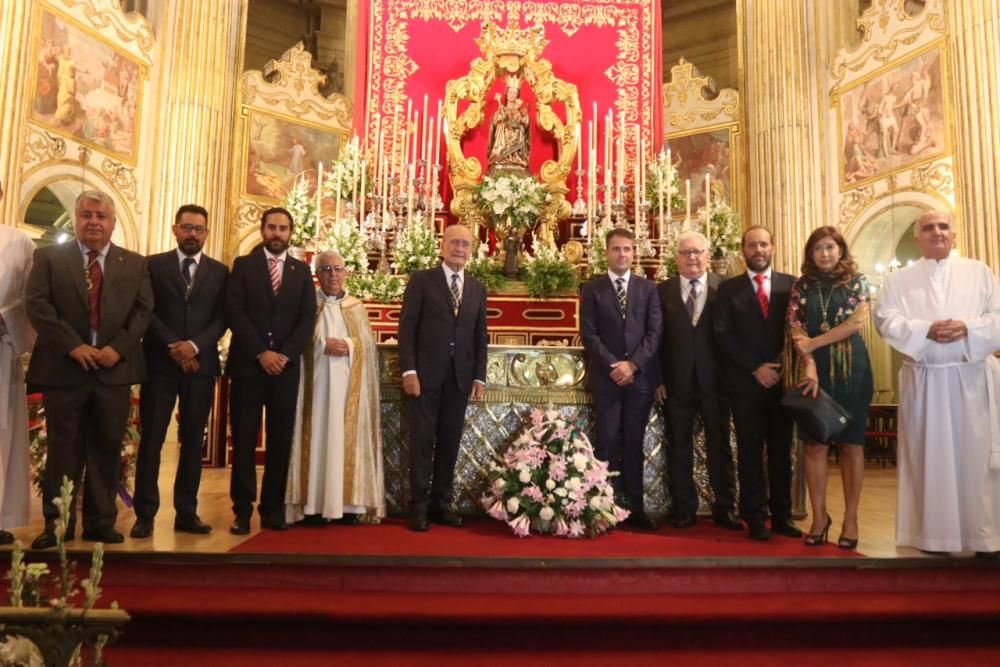 Ofrenda floral a la Virgen de la Victoria