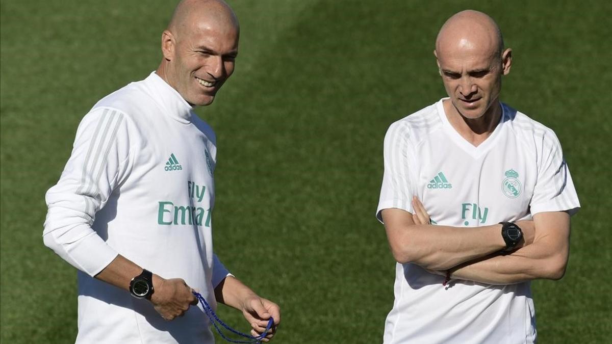 Zidane y su segundo, Bettoni, durante el entrenamiento de este sábado en la ciudad deportiva de Valdebebas