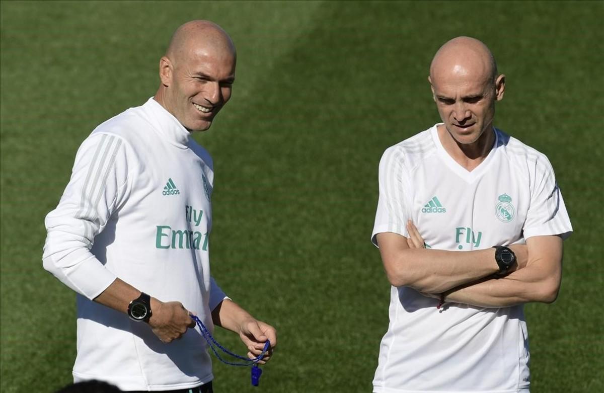 undefined39656002 real madrid s french coach zinedine zidane  l  and his assis170812120846