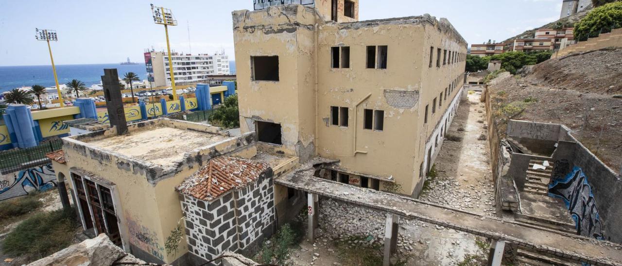 Vista de una de las fachadas de la Casa del Niño en la que se aprecia el deterioro que sufre el edificio abandonado desde hace más de 30 años. | | QUIQUE CURBELO