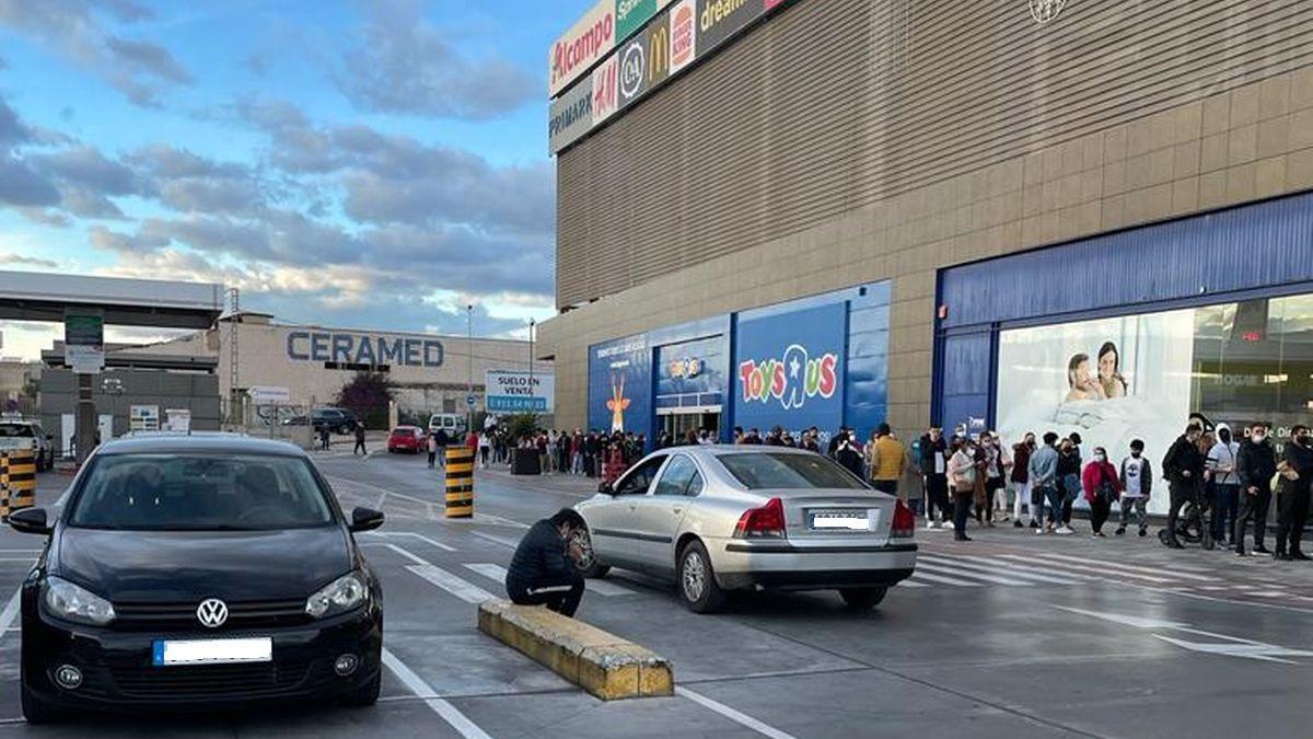 El Centro Comercial Salera ha repetido este viernes 10 de diciembre como punto móvil de vacunación sin cita y las imágenes hablan por sí solas. Si la pasada semana eran más que importantes las colas, en el día de hoy son kilométricas, llegando hasta la Piscina Olímpica adjunta. Tanto es así, que si el horario de inicio era el de las 16.00 horas, este se ha tenido que adelantar ante la gran cantidad de gente agolpada en este enclave. Los más rezagados en llegar a Salera deberán esperar hasta tres horas para vacunarse en un punto que prevé cerrarse a las 21.00 horas, aunque la pasada semana ya tuvo que alargarse el momento de bajar la persiana.  Desde el dispositivo se están repartiendo pegatinas a los allí congregados para diferenciar a quien se debe inocular la primera dosis o la segunda. Se han repartido un total de 900 pegatinas, mientras que el pasado viernes fueron 860 los vacunados en este punto.  Las interminables esperas para inmunizarse son un efecto claro de la entrada en vigor del pasaporte covid. Por tanto, uno de los principales objetivos de la medida que era disuadir a los no vacunados de recibir la dosis contra el coronavirus se está cumpliendo. Con el pase covid se ha puesto cerco a aquellos que hasta ahora se negaban a vacunarse, a pesar de que todos los estudios científicos y los datos ponen de manifiesto que es la mejor barrera para protegerse frente al coronavirus.