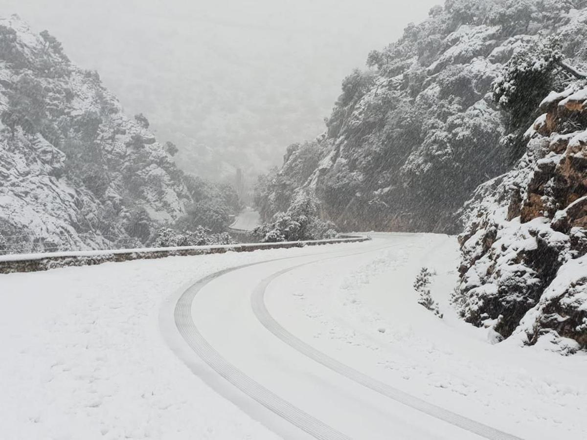 La nieve cubre la sierra de Baleares.