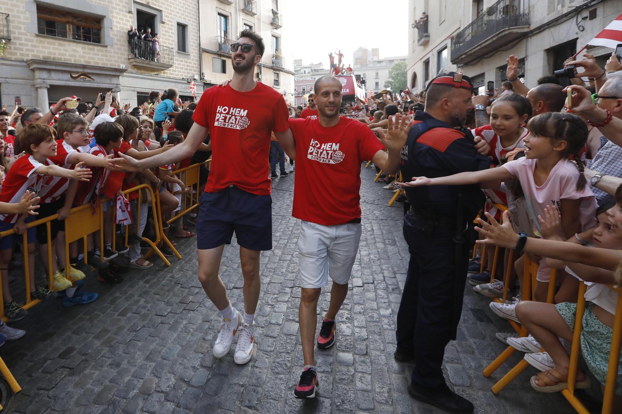 Les millors imatges de la rua de celebració del Girona i el Bàsquet Girona