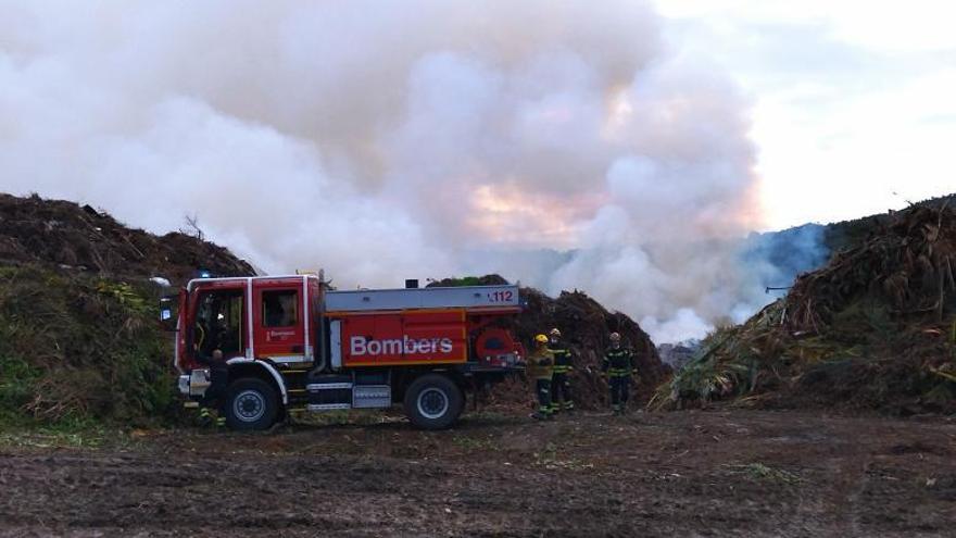 Los bomberos sofocan un incendio en el antiguo vertedero de Ramblars. | A. P. F.