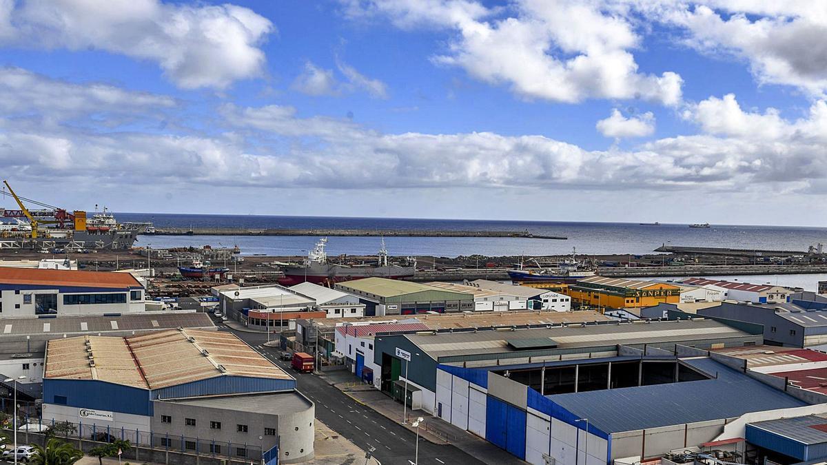 Vista de la trasera del muelle Reina Sofía y la dársena de África, donde Zamakona prevé instalar una terminal de servicios a la industria eólica en alta mar.