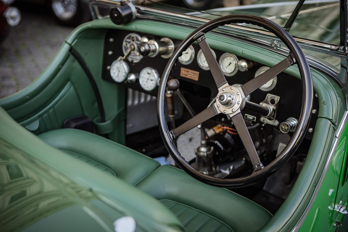 El refinado interior de un Maserati histórico revela la precisión mecánica y el diseño funcional que definieron la ingeniería italiana de su época.